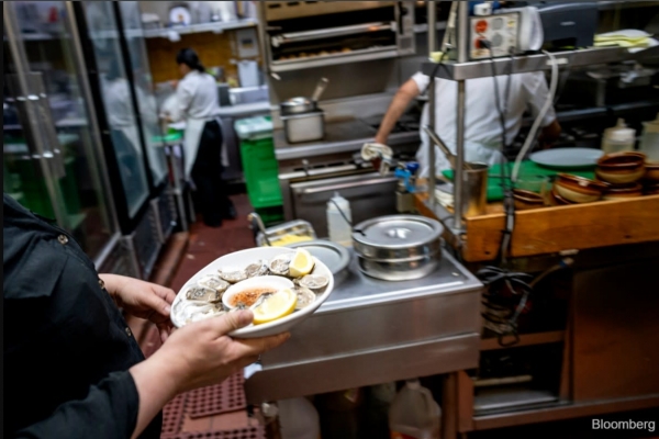 نشاط قطاع الخدمات الأمريكي يتوسع بأسرع وتيرة منذ أكثر من عام