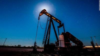 أسعار النفط  تبقي علي مسافه بلغت ذروتها لمدة ثلاثة أشهر بعد انخفاض مخزونات الخام الأمريكية