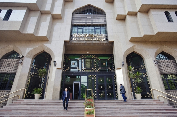 مصر تستأنف رفع أسعار الفائدة لمكافحة تضخم يغذيه ضعف العملة