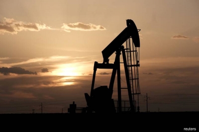 النفط يتراجع ، لكنه يستعد لتحقيق أكبر مكاسب أسبوعية منذ أوائل أكتوبر