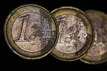 اليورو يصعد مع إتجاه المركزي الأوروبي نحو مناقشة إنهاء التحفيز