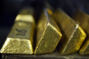 الذهب ينخفض أكثر من 1% مع ارتفاع عوائد السندات الأمريكية والدولار