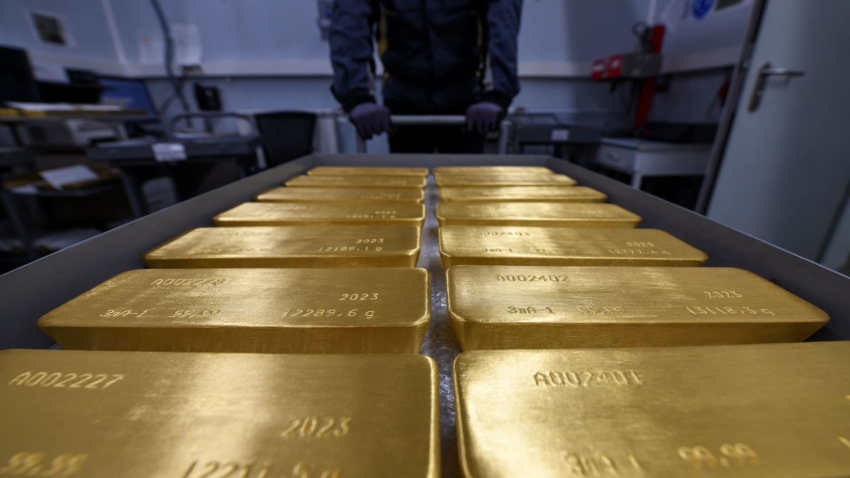 الذهب يستقر وسط المخاوف الجيوسياسية وارتفاع الدولار والعائدات