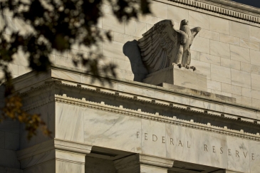 الاحتياطي الفيدرالي يواجه ضغوطا لتسريع وتيرة رفع الفائدة بعد حزمة الإنفاق