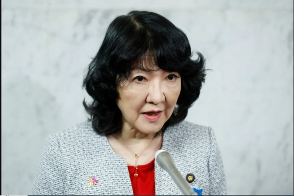 وزيرة المالية اليابانية تحذر من أن كل الخيارات متاحة لدعم الين