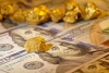 الذهب يتراجع مع ارتفاع الدولار بفعل التوترات التجارية