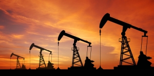 أسعار النفط ترتفع  وفي انتظار خطاب رئيس مجلس الاحتياطي الفيدرالي