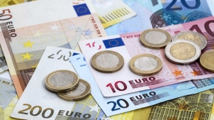 اليورو يتراجع من أعلى مستوياته في شهر ونصف