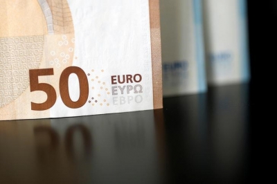 اليورو ينخفض حيث تشير مؤشرات مديري المشتريات إلى توقعات متشائمة