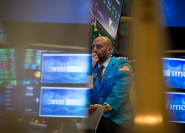 الأسهم الأمريكية تغلق على ارتفاعات ومؤشر الداو يرتد أكثر من 800 نقطة