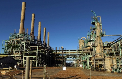 إغلاق موانيء في شرق ليبيا وإنتاج الدولة من النفط قد ينخفض النصف