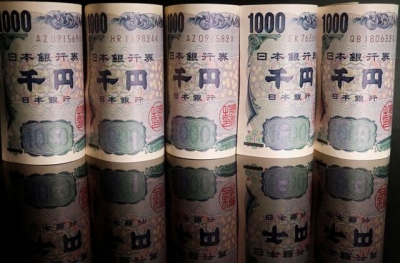 الدولار يتراجع والين يستقر بعد تعليقات وزير المالية الياباني