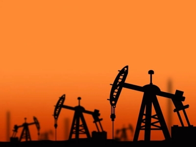 رغم انخفاض المخزونات الأمريكية... النفط يتراجع وسط مخاوف بشأن الطلب