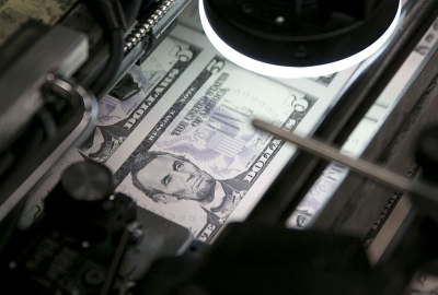 الدولار يرتفع مقابل الين مع إستعداد اليابان لإعلان حالة الطواريء