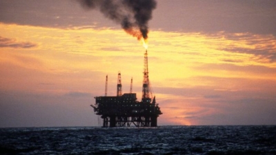 أسعار النفط تتراجع بفعل ارتفاع معروضات خام النفط الأمريكي