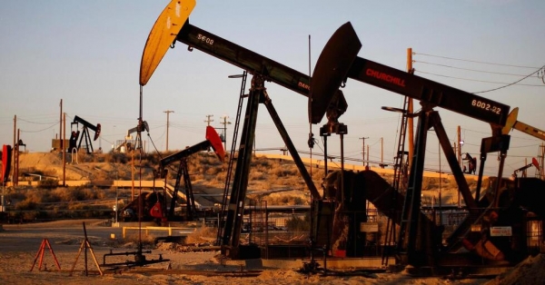 النفط يتراجع ويتجه لانخفاض شهري قبل بيانات التضخم الرئيسية الامريكية