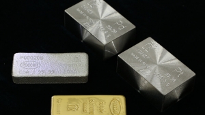 الذهب ينخفض 1% مع استقرار الدولار، وقطار مكاسب البلاتين يتوقف