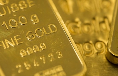 الذهب يتحدى الضغوط وسط مخاطر عالمية تدفع المستثمرين إلى التنويع