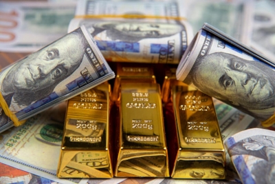 الذهب ينخفض بفعل استقرار الدولار مع بحث الاسواق عن اشارات حول الاحتياطي الفيدرالي