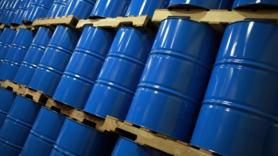 النفط يهبط وسط خلافات داخل الاتحاد الأوروبي بشأن حظر الخام الروسي