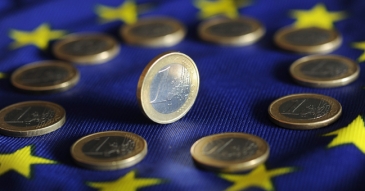 اليورو يقفز بعد فشل الاحزاب المشككة في اليورو في تشكيل حكومة
