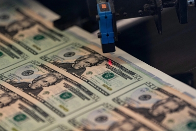 الدولار يحقق ثاني أفضل شهر له في 2025 وسط غياب للبيانات الاقتصادية