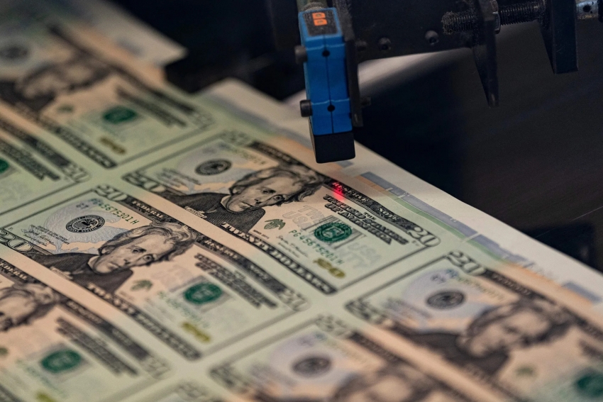 الدولار يحقق ثاني أفضل شهر له في 2025 وسط غياب للبيانات الاقتصادية