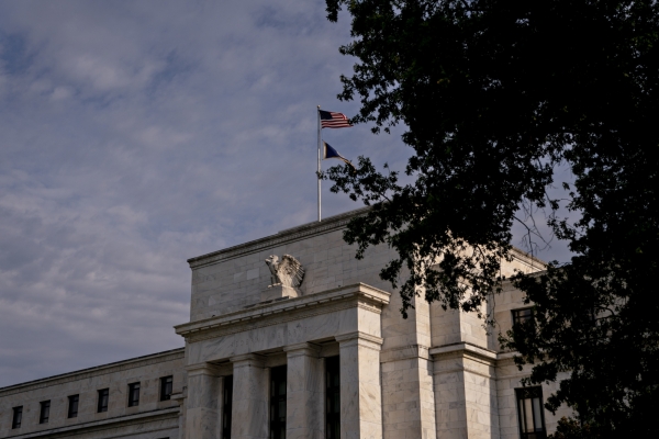 الاحتياطي الفيدرالي سيناقش توضيح مسار أسعار الفائدة والتيسير الكمي