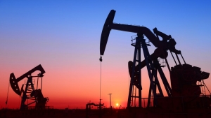 تقدم النفط مع ازدياد التوترات الجيوسياسية في تراجع الطلب