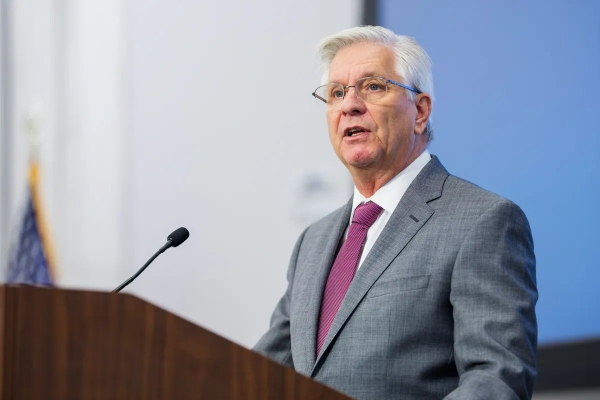 والر يدعو إلى التخفيض في ديسمبر ثم اتباع نهج كل اجتماع على حدة