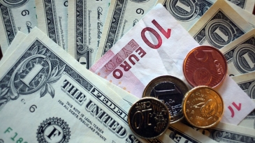 اليورو ينخفض مع صعود الدولار بالقرب من اعلى مستوى في 7 اشهر بسبب التوترات التجارية