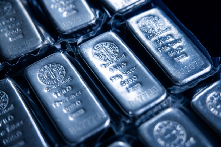 الفضة تقفز إلى ذروتها منذ 45 عاماً وسط نقص معروض تاريخي في سوق لندن