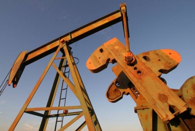النفط يهبط نحو 1% بعد زيادة مفاجئة في مخزونات الخام الأمريكية