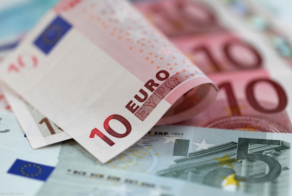 اليورو بالقرب من أدنى مستوياته في سبعة أسابيع قبل صدور بيانات مؤشر مديري المشتريات