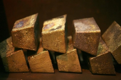الذهب يرضخ أمام قوة الدولار ويسجل أدناه في أسبوع
