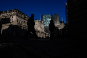 مسؤولان ببنك انجلترا يصوتان على نحو مفاجيء لصالح خفض أسعار الفائدة