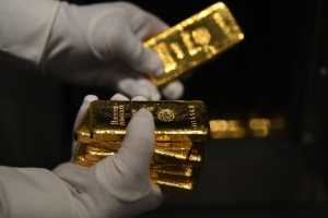 الذهب يخفت بريقه مع استمرار صعود الدولار وعوائد السندات