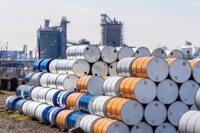 أسعار النفط تتراجع ثم تتعافى بعد أنباء غير صحيحة عن العقوبات على إيران