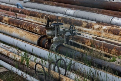 النفط يقفز مع إنكماش حاد في مخزونات الوقود الأمريكية