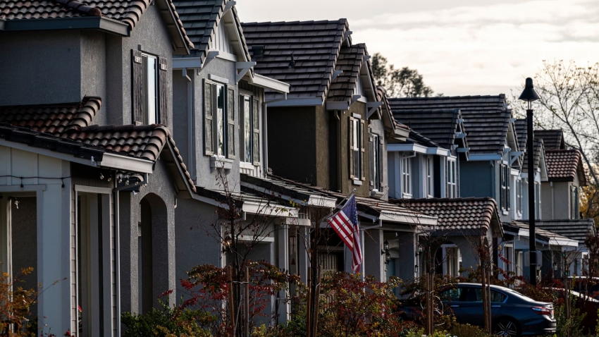 مبيعات المنازل المملوكة في السابق بأمريكا تسجل أكبر زيادة في عامين ونصف