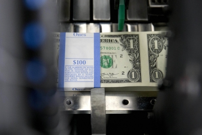 الدولار يتسيد المشهد حتى رغم إنكماش في نشاط المصانع الأمريكية