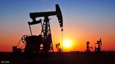 ينخفض النفط بعد بناء المخزون الأمريكي  وهو رقم قياسي جديد في الإنتاج