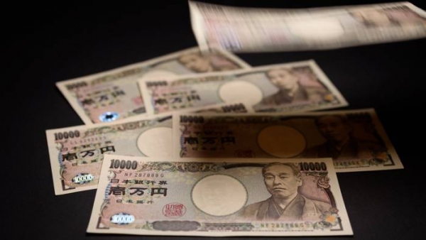 الدولار يهبط أمام نظيره الياباني وسط مظاهر غموض سياسي