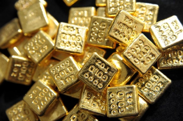 الذهب يتراجع مع صعود الدولار لكن بصدد تحقيق مكسب فصلي