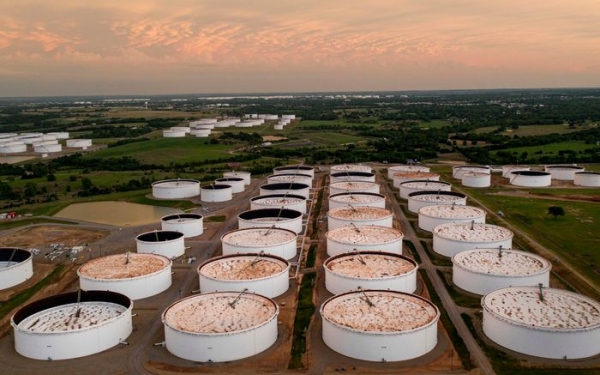 النفط يرتفع بعد إنكماش مخزونات الخام الأمريكية للأسبوع السادس على التوالي