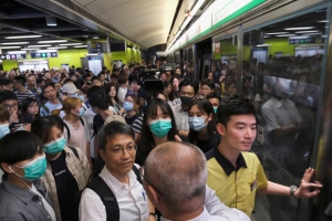 متظاهرون من هونج كونج يعطلون خدمات القطارات ويسببون فوضى في الركاب