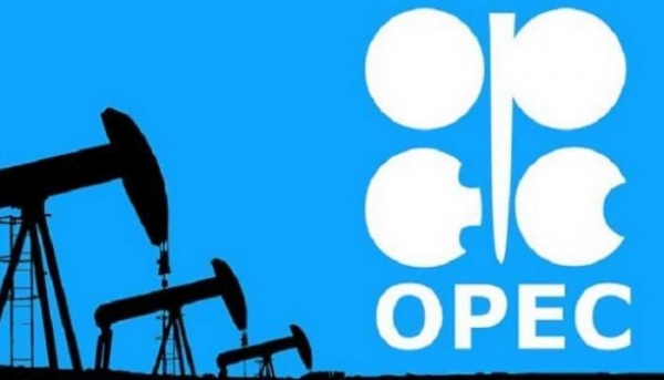 النفط يرتفع مع قيام أوبك + بتخفيضات للانتاج مفاجئة تهز الأسواق