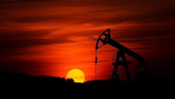 النفط بصدد مكسب أسبوعي وسط عدم يقين بشأن السياسة الإنتاجية لأوبك بلس