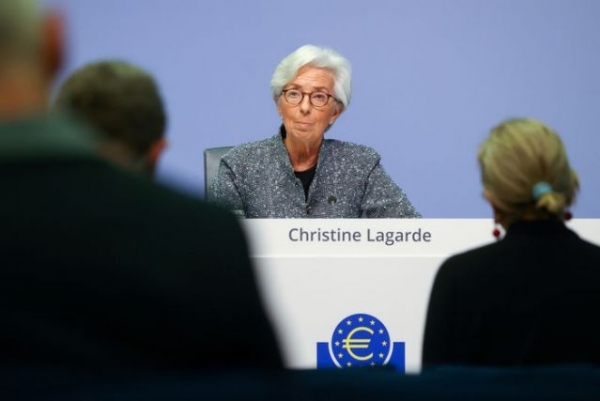 لاجارد تشير إلى ركود جديد رغم ترك المركزي الأوروبي سياسته دون تغيير