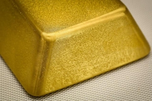 الذهب يمحو خسائره في 2021 وسط طلب استثماري وإلتزام من الفيدرالي